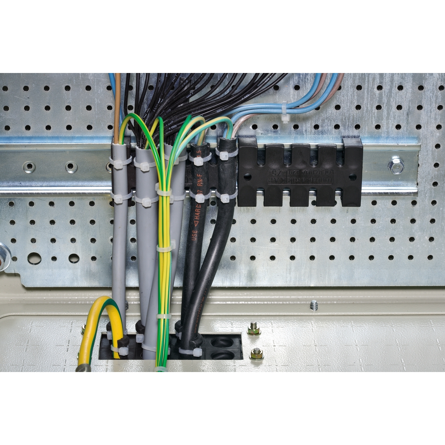 Schneider Electric Schneider Electric NSYSCCDINLG75 – Set of 10 cable supports made of plastic, length 75mm.